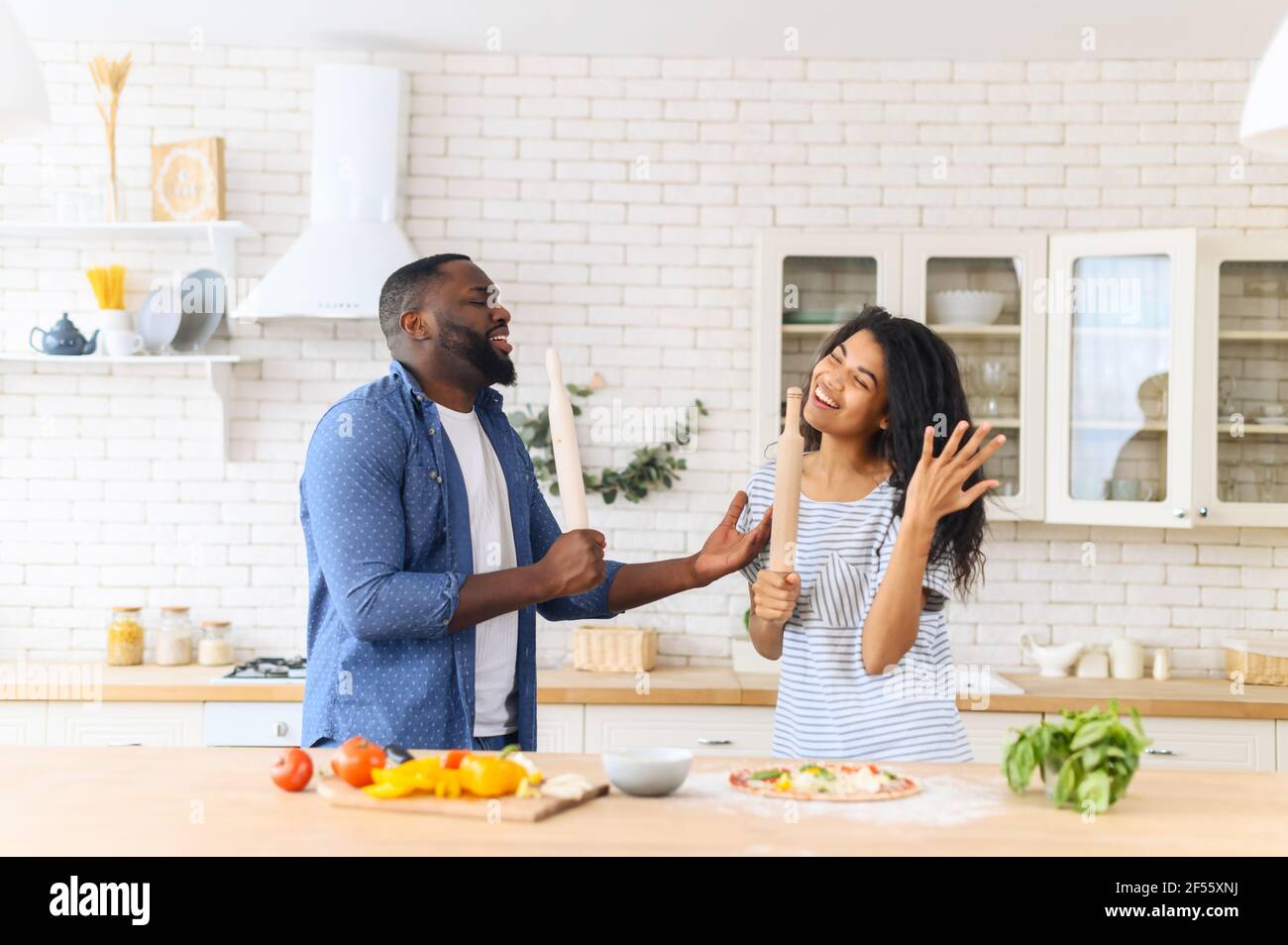 Famille Multiethnique Dans La Cuisine Avoir Du Plaisir Cuisiner Ensemble Preparer Un Plat Special Pour Leur Anniversaire Danse Spontanee Et Romantisme Les Meilleures Relations L Amour Sans Restriction Photo Stock Alamy Famille Multiethnique Dans La Cuisine Avoir Du Plaisir Cuisiner Ensemble Preparer Un Plat Special Pour Leur Anniversaire Danse Spontanee Et Romantisme Les Meilleures Relations L Amour Sans Restriction Photo Stock Alamy
