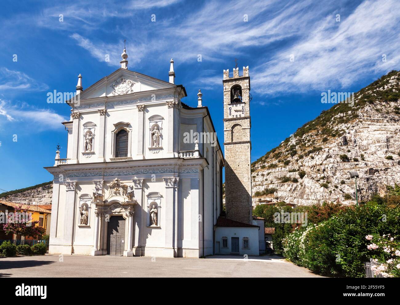 L'église de STS. Pierre et Paul dans Virle Treponti (Parrocchia dei Santi Pietro e Paolo) à Rezzato, Brescia, Lombardie, Nord de l'Italie Banque D'Images