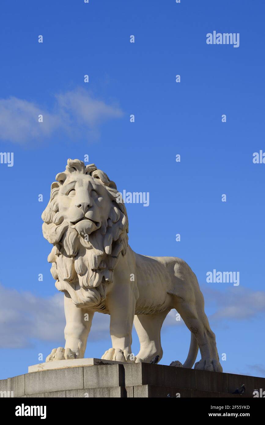 Londres, Angleterre, Royaume-Uni. South Bank Lion - sur le pont de Westminster. Coade Stone (William Frederick Woodington:1837) ancienne mascotte de la brasserie Lion Banque D'Images