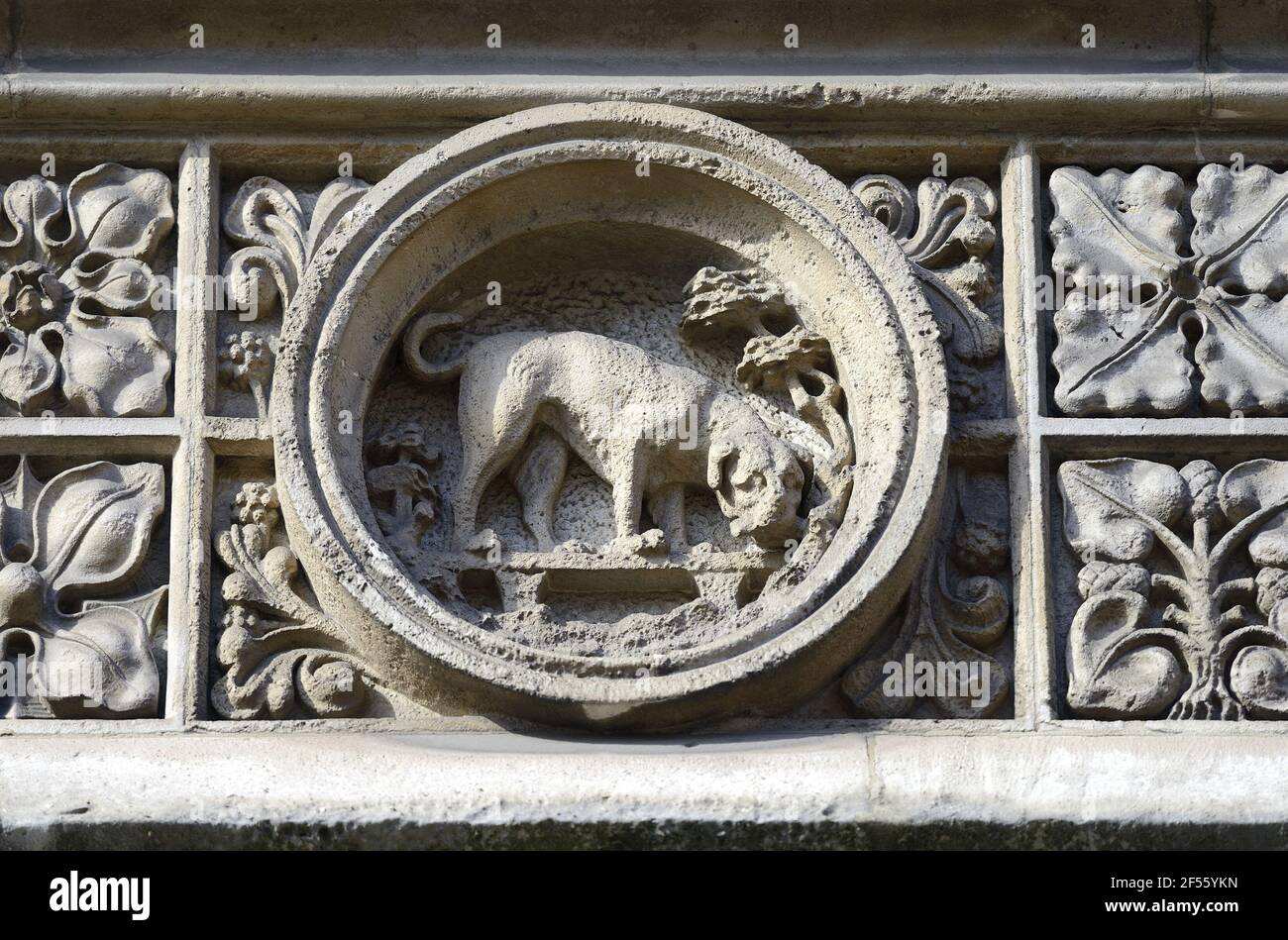 Londres, Angleterre, Royaume-Uni. Cours royales de justice / 'les cours de droit' dans le volet. Détails au-dessus de l'entrée Quadrangle sur le Strand. Aesop's Fable: 'Le Banque D'Images