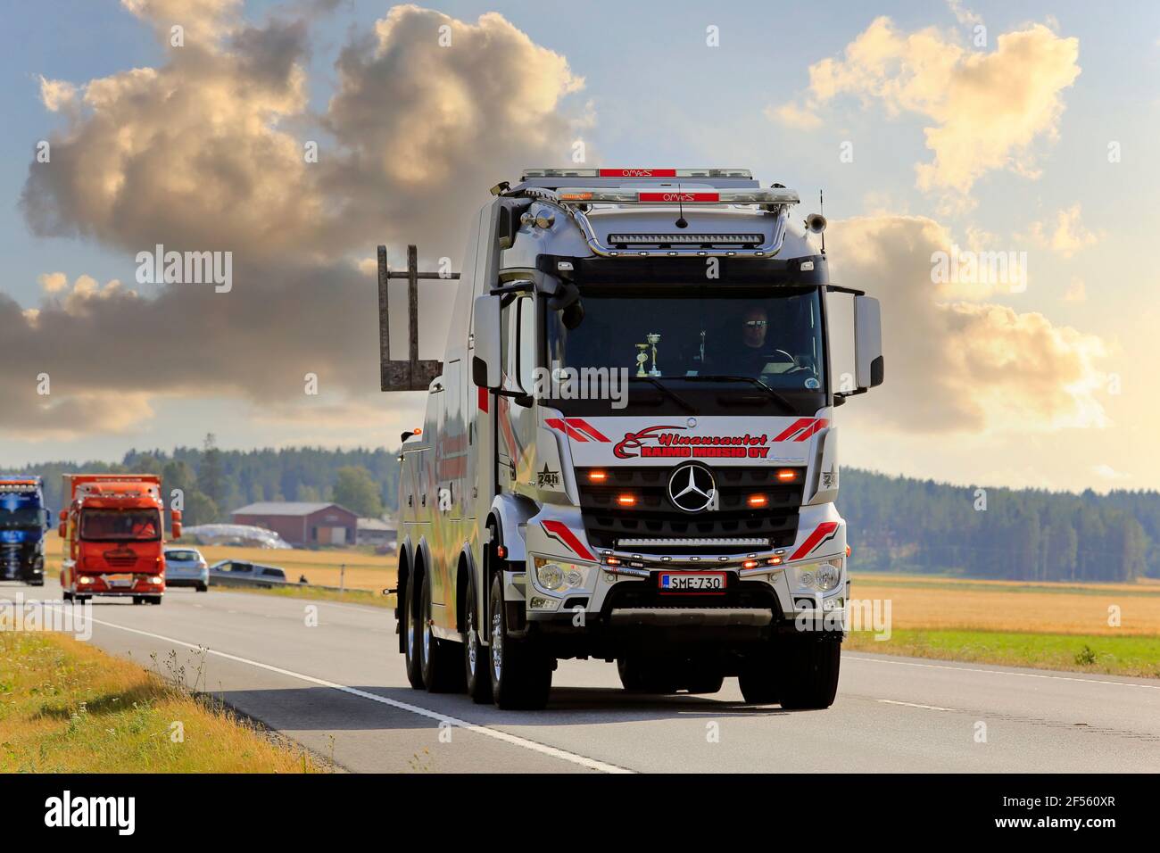 Mercedes-Benz Arocs camion poids lourd de Hinausautot Raimo Moisio Oy conduite en convoi de camion. Jalasjarvi, Finlande. 9 août 2018. Banque D'Images