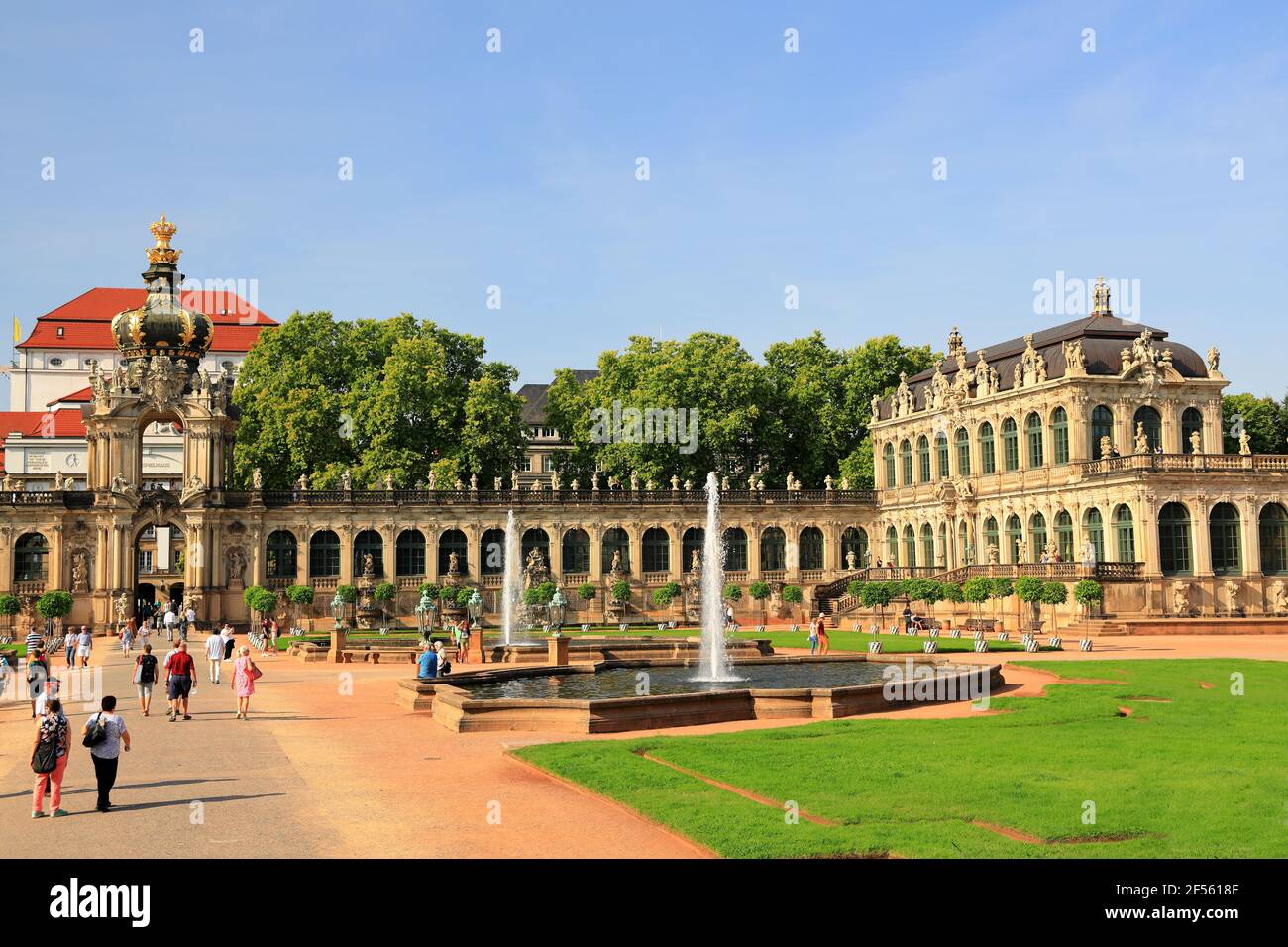 Dresde, Allemagne - 15 septembre 2020 : visite du musée Zwinger à Dresde par une journée ensoleillée en septembre. Banque D'Images