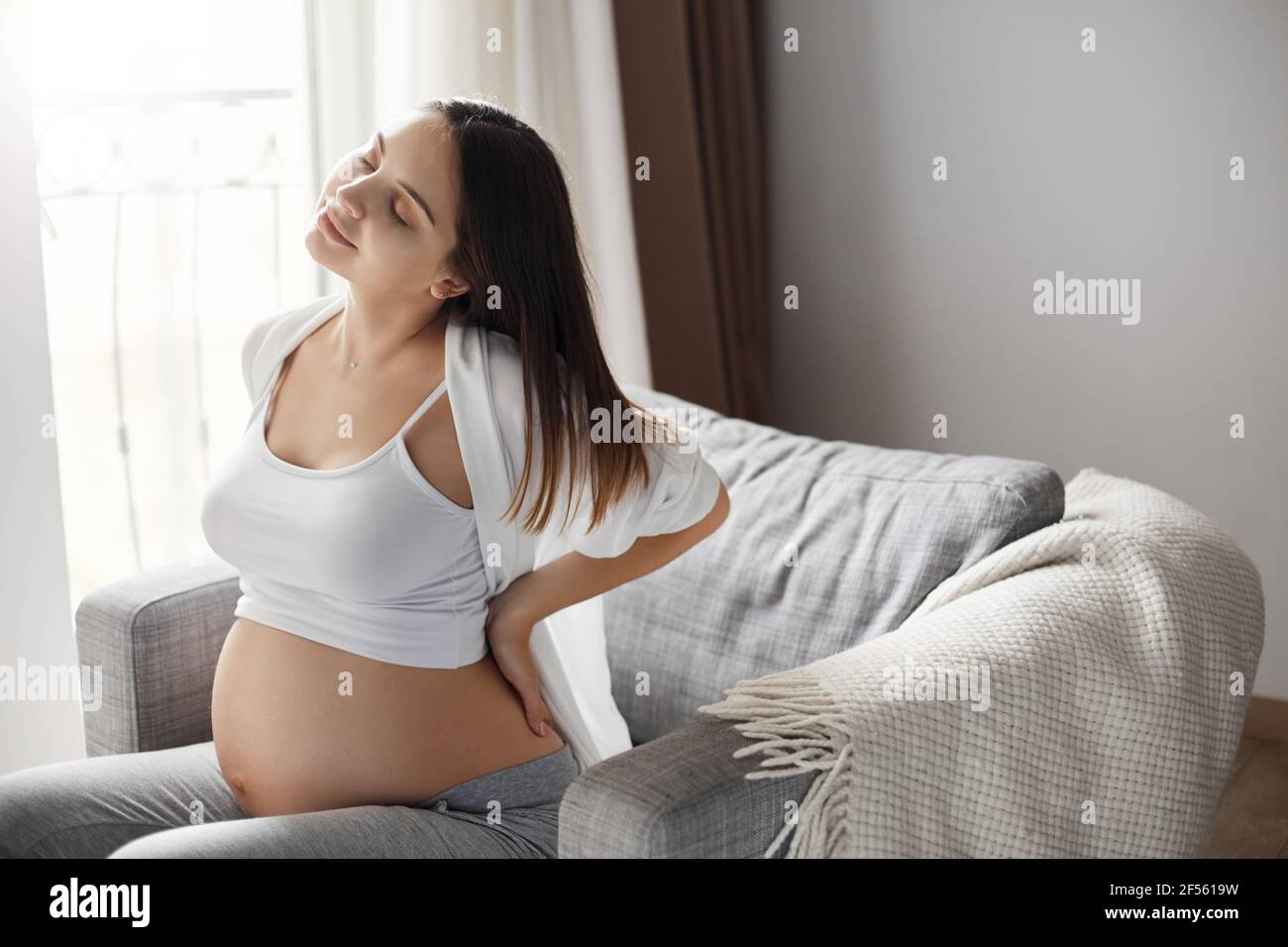 Une Jeune Femme Enceinte La Massait Mal Au Dos Souffrir De Maux De Dos En Raison Du Poids De Bebe La Grossesse N Est Pas Si Facile Photo Stock Alamy Une Jeune Femme Enceinte La Massait Mal Au Dos Souffrir De Maux De Dos En Raison Du Poids De Bebe La Grossesse N Est Pas Si Facile Photo Stock Alamy