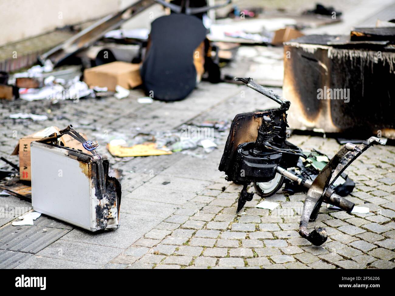 Delmenhorst, Allemagne. 24 mars 2021. Des meubles charrés se trouvent sur un trottoir devant l'hôtel de ville dans le centre-ville. Par colère contre les règles de Corona, un homme de 30 ans aurait commis une attaque incendie criminel contre l'hôtel de ville de Delmenhorst en Basse-Saxe. C'était le résultat du premier interrogatoire de l'auteur présumé, a annoncé la police. Credit: Hauke-Christian Dittrich/dpa/Alay Live News Banque D'Images