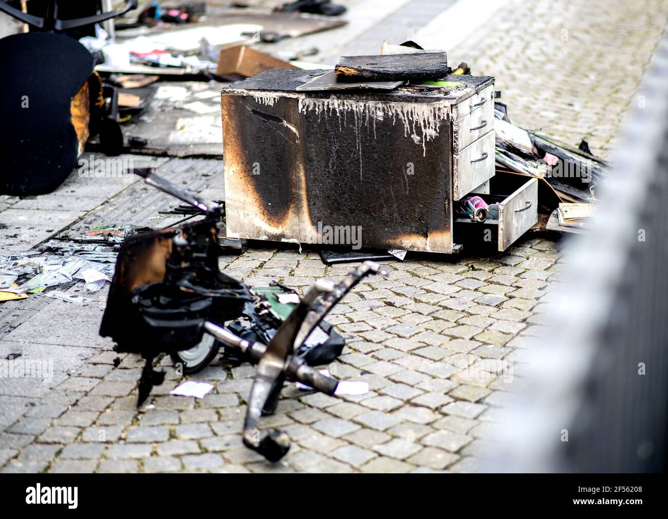 Delmenhorst, Allemagne. 24 mars 2021. Des meubles charrés se trouvent sur un trottoir devant l'hôtel de ville dans le centre-ville. Par colère contre les règles de Corona, un homme de 30 ans aurait commis une attaque incendie criminel contre l'hôtel de ville de Delmenhorst en Basse-Saxe. C'était le résultat du premier interrogatoire de l'auteur présumé, a annoncé la police. Credit: Hauke-Christian Dittrich/dpa/Alay Live News Banque D'Images