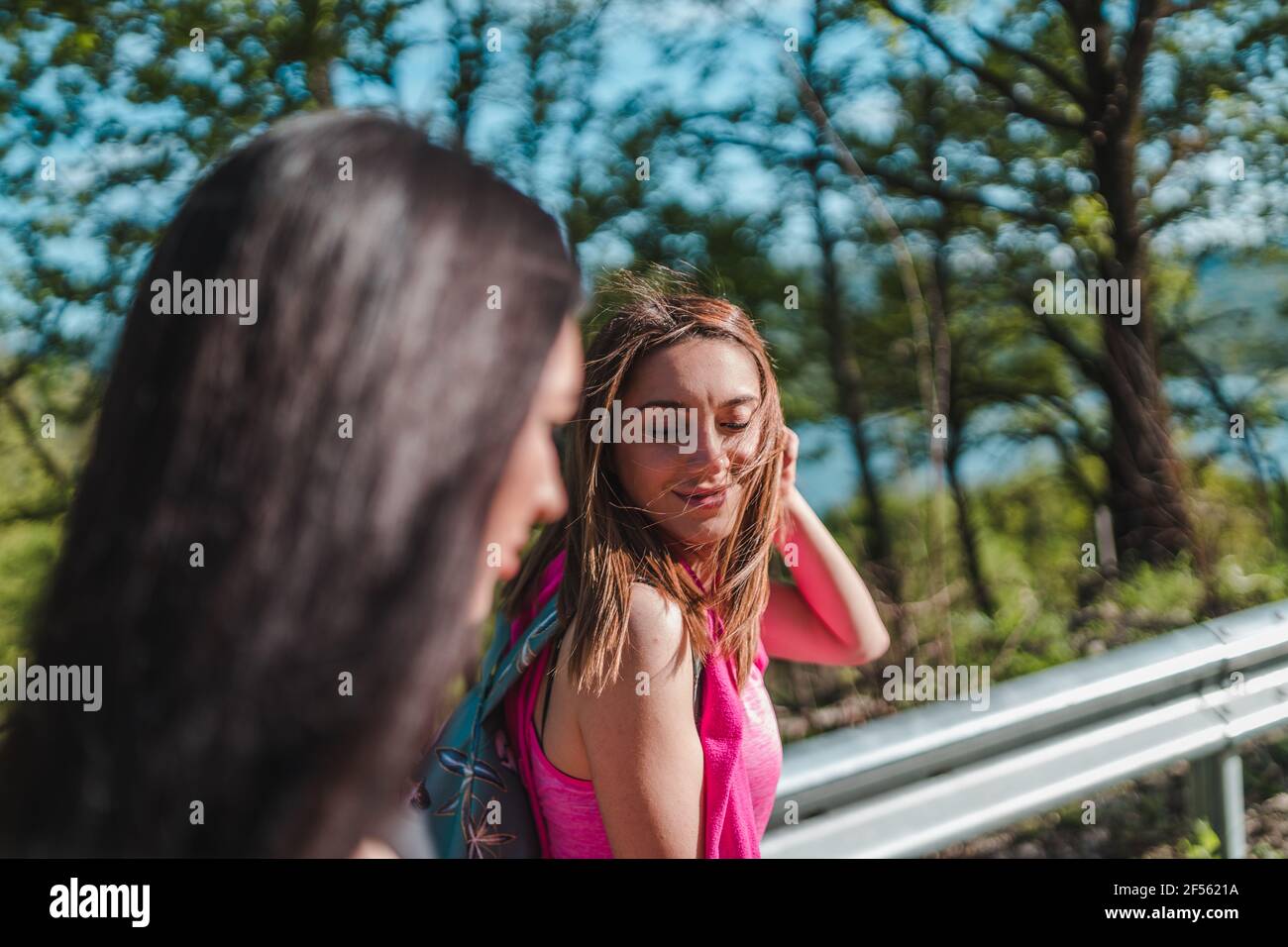 Portrait de deux filles jogging à l'extérieur dans la journée ensoleillée appréciant beau temps Banque D'Images