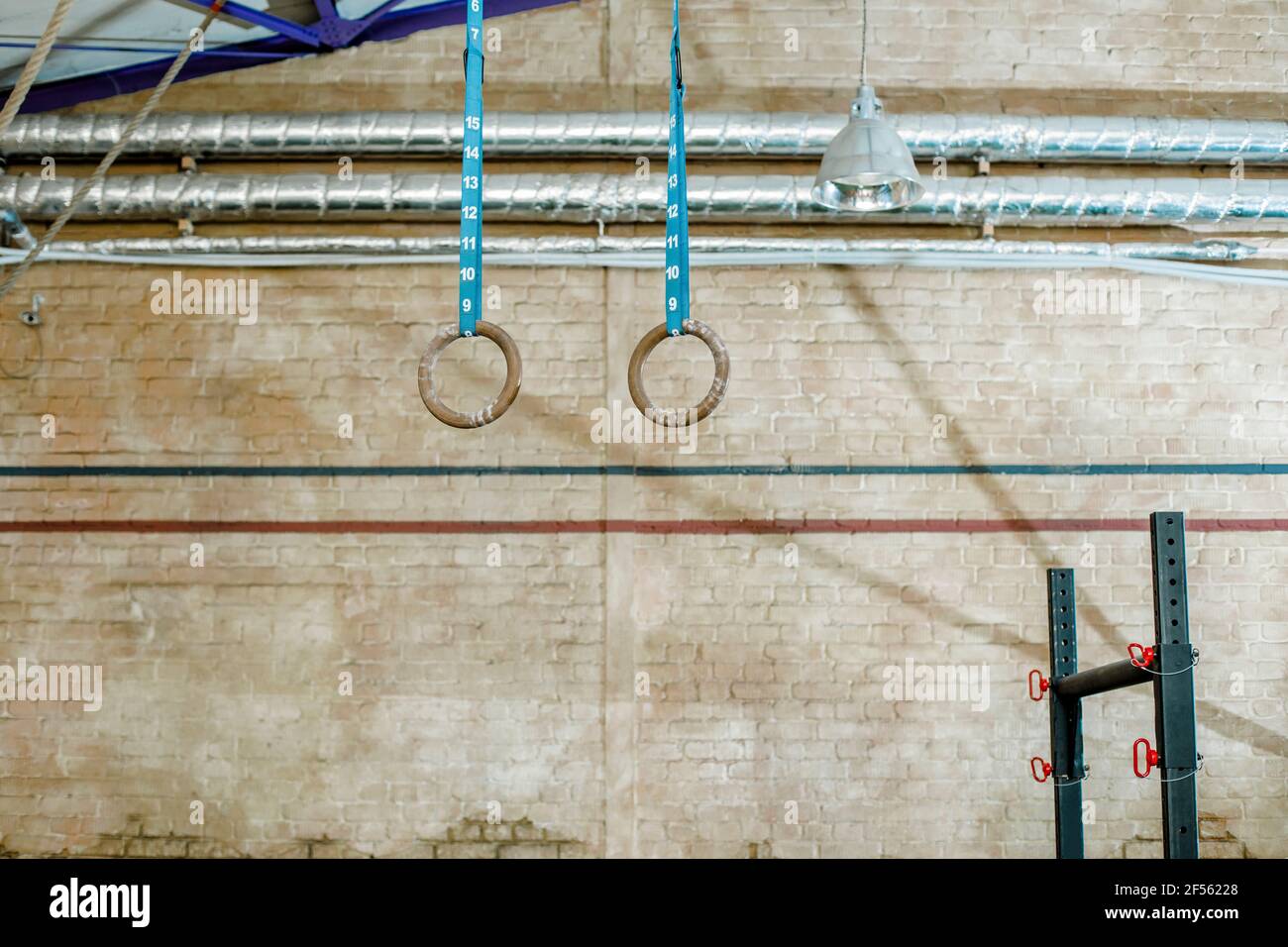 Anneaux de gymnastique accrochés au mur au club de santé Banque D'Images