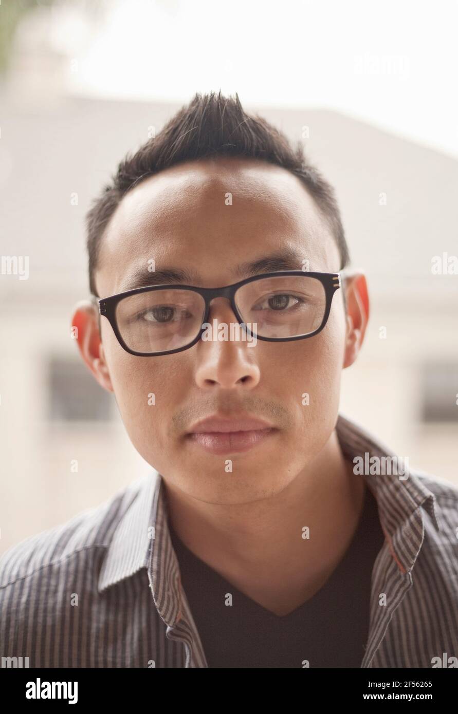 Homme portant des lunettes de vue en regardant à l'extérieur Banque D'Images