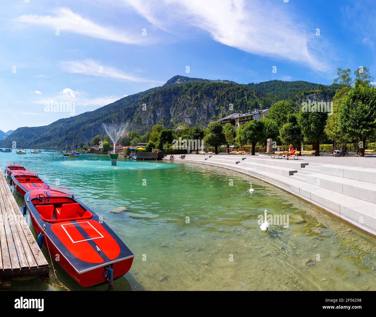 Autriche, Salzbourg, Sankt Gilgen, Motos amarrés sur les rives du lac Wolfgang en été avec promenade et montagne Zwolferhorn en arrière-plan Banque D'Images