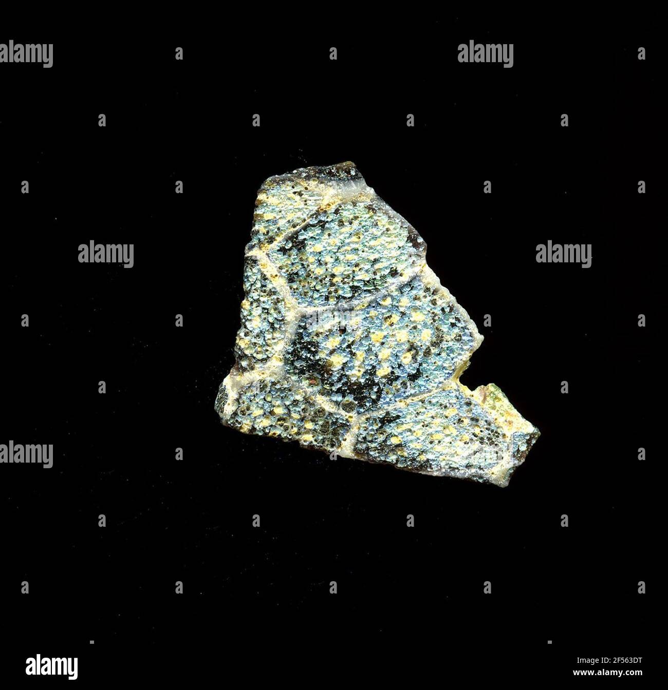 Fragment d'un vaisseau. Une faible courbure du fragment de verre très abîmé permet l'affectation à un vaisseau, peut-être une coquille. Au nom de violet raison est une grille qui rappelle le nid d'abeille, dans les points lumineux circulaires à voir. Pour la production, des verres de différentes couleurs ont été moulés dans des tubes et des tiges. Elles étaient comprimées et chauffées, ce qui entraînait une longue barre. Le verre coupé en tranches de ​​now avait des motifs amorphes ou floraux différents. Par la suite, plusieurs de ces plaquettes ont été pliées, chauffées à nouveau et pressées en forme vasculaire. Burry pour le processus de fabrication élaboré et sa fragilité Banque D'Images