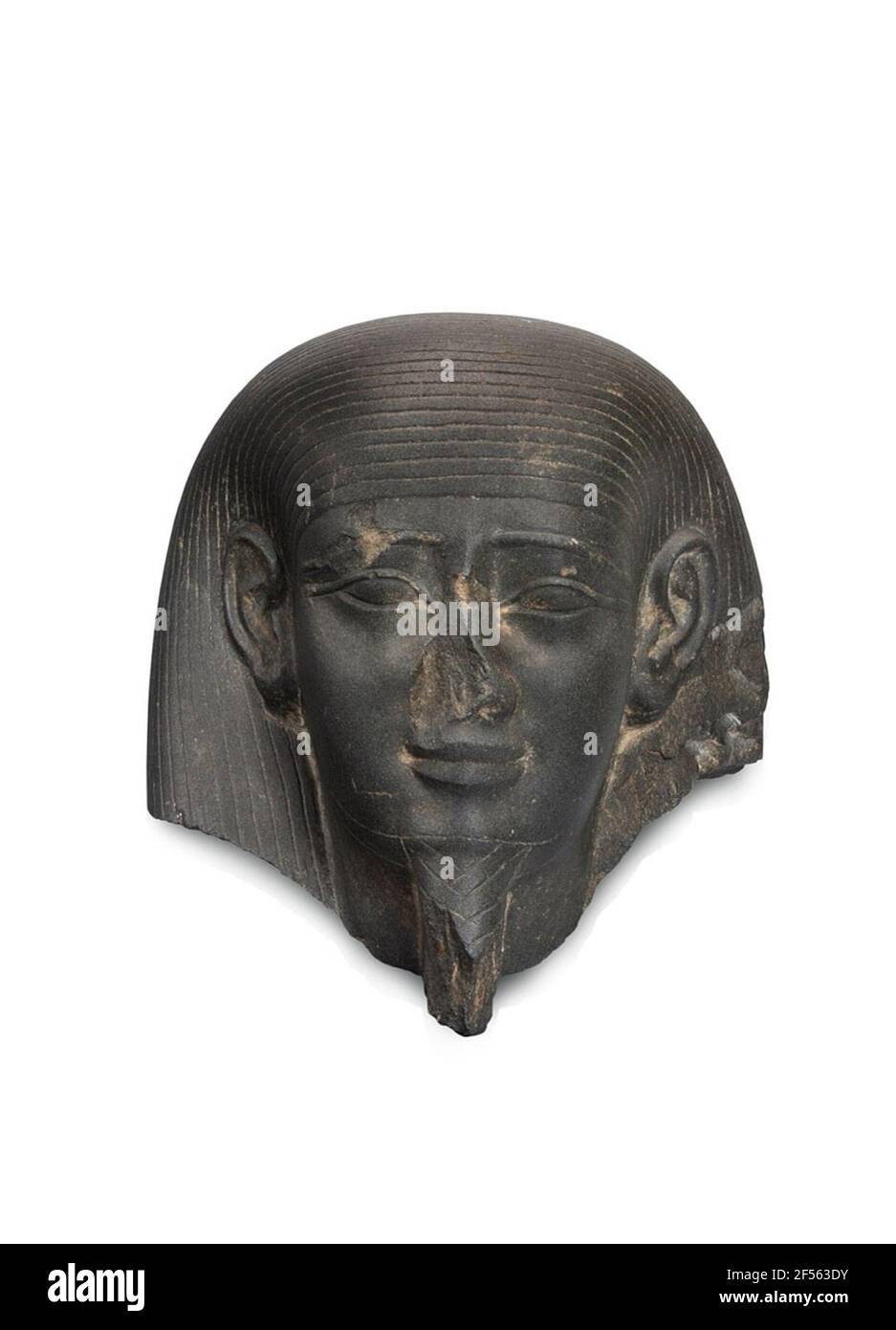 Chef d'un Egyptien de fabrication. D'une roche dure et sombre avec une légère gravure de couleur verte, la tête semi-grandeur d'un homme est travaillé. Il appartenait une fois à une statue, probablement debout et avec un pilier arrière, enregistré dans l'information enregistrée. La tête est abandonnée dans la partie supérieure du cou ​​the, mais sinon complètement. Les cheveux du côté gauche sont ouverts jusqu'à la moitié de la hauteur de l'oreille. Le sourcil droit est endommagé, le nez et la partie inférieure de la barbe fixée sur le menton sont cassés. L'homme porte une perruque sur sa tête, qui coule sur les côtés et à l'arrière de la tête dans un thic Banque D'Images
