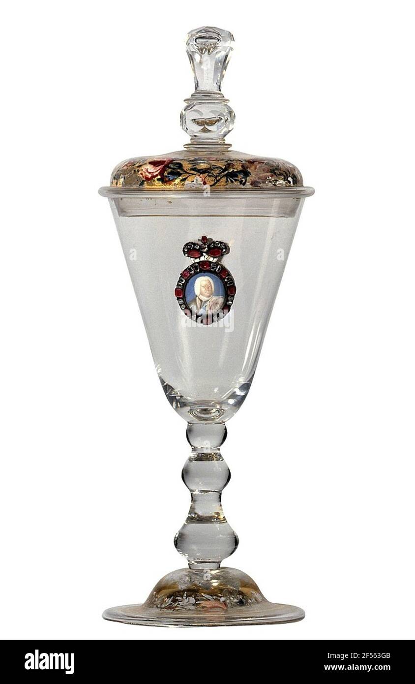 Couvercle avec médaillons de portrait. Le cupbo de la coupelle de couvercle est décoré de deux médaillons vissés encadrés de diamants, de rubis et de couronnes émaillées. Ils portent les portraits miniatures princiers de Johann August d'Anhalt-Zerbst (1617-1742, Reg 1718-1742) et son épouse Friederike de Sachsen-Gotha-Altenburg (1675-1709). La pièce est l'un des verres exceptionnellement rares dont les bijoux montés à froid sont au moins partiellement obtenus à partir de la feuille d'or émaillée. Peut-être l'atelier du Jeelier de Dresden Hof Johann Melchior Dinglinger (1664-1731) était-il responsable de la fabrication de ces médaillons. Un proche Banque D'Images