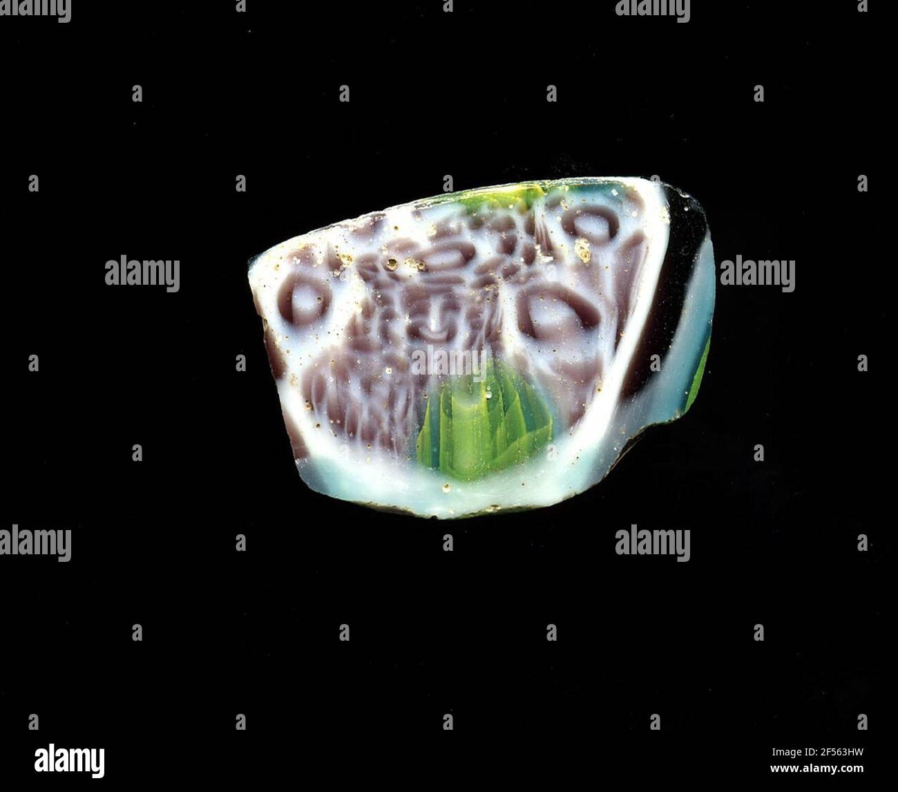 Fragment d'un vaisseau. Une faible courbure du fragment de verre permet l'affectation à un vaisseau, éventuellement à une coque. A cause violette, deux types de fleurs sont illustrés dans la technologie millefiori; ils consistent en un noyau blanc auquel les pétales individuels avec contour blanc sont spécifiés, à l'autre d'un noyau blanc auquel une spirale jaune est développée, qui est délimitée par un anneau bleu. Pour la production de verres de différentes couleurs à des tubes et tiges en forme. Elles étaient comprimées et chauffées, ce qui entraînait une longue barre. Le ​​now en verre tranché avait une grande variété de motifs amorphes ou floraux. Par la suite, se Banque D'Images