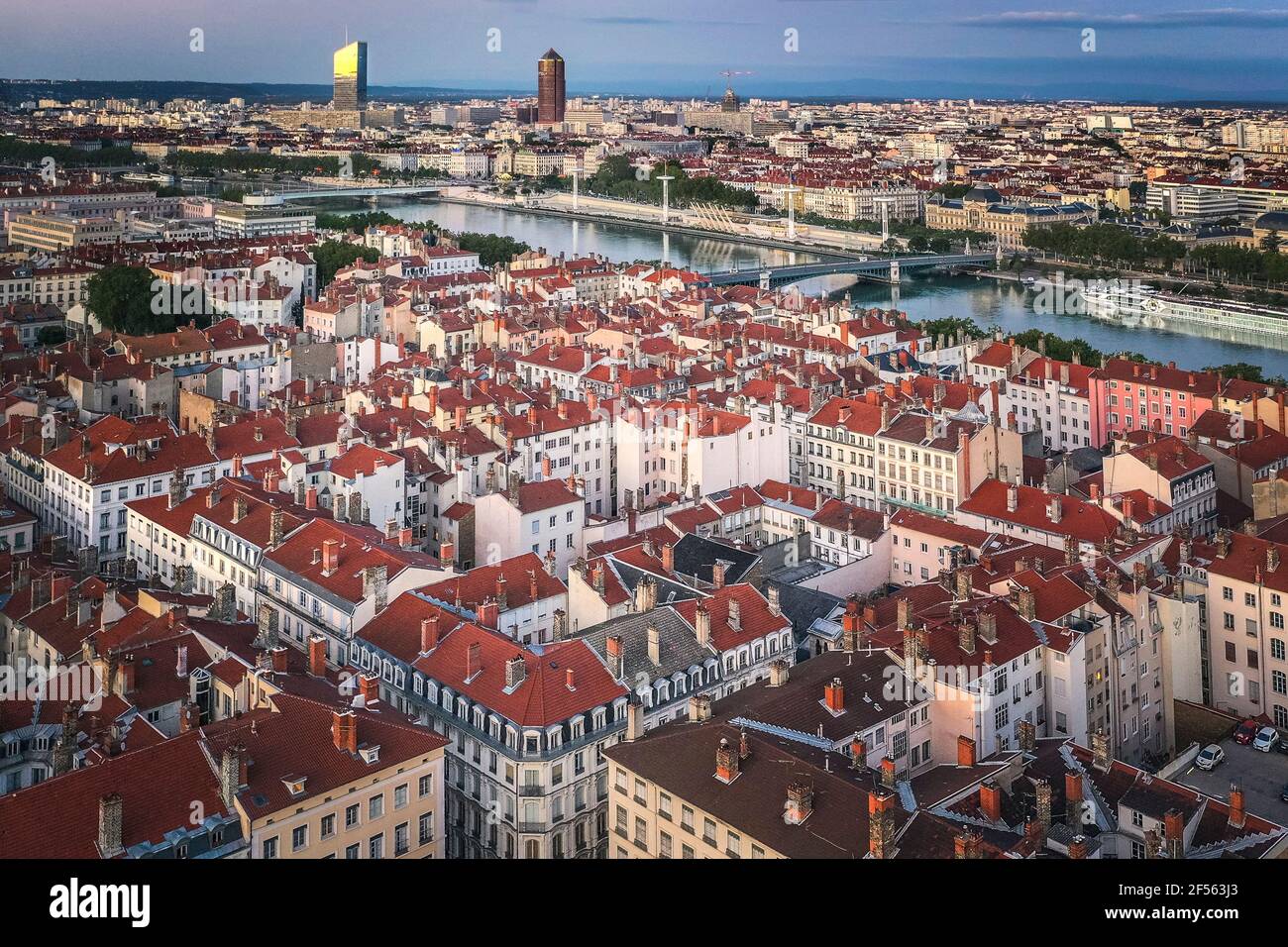 France, Auvergne-Rhône-Alpes, Lyon, vue aérienne du quartier résidentiel de la ville au crépuscule Banque D'Images