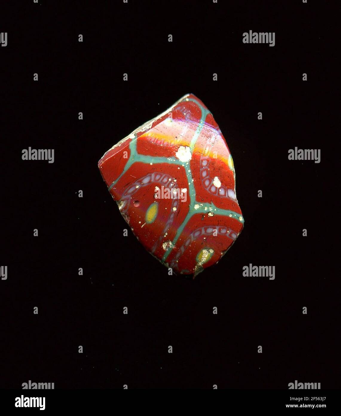 Fragment d'un vaisseau. Une faible courbure du fragment de verre permet l'affectation à un vaisseau, éventuellement à une coque. Le revêtement de cisaillement rouge lignes turquoise. Dans chaque nid d'abeille, un ornement floral en technologie Millefiori peut être vu. Chaque fleur se compose d'un noyau jaune avec contour turquoise, qui attire avec une légère distance avec une double ligne de cercle blanc, dont l'espace est rempli de points blancs, qui sont séparés par des traits blancs. Pour la production, des verres de différentes couleurs ont été formés en tubes et en tiges. Elles étaient comprimées et chauffées, ce qui entraînait une longue barre. Le verre coupé en tranches de ​​now avait de la diffuse Banque D'Images