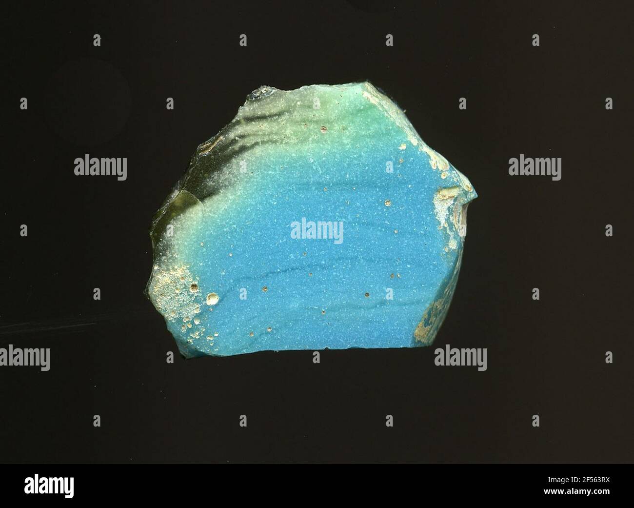 Fragment d'un vaisseau. Une faible courbure du fragment de verre permet l'affectation à un vaisseau. La surface du verre turquoise est de façon oblique, de sorte que la couche verte en dessous est visible à un bord. En raison du processus de fabrication élaboré et de sa fragilité, le verre a compté aux articles de luxe de l'antiquité. Banque D'Images