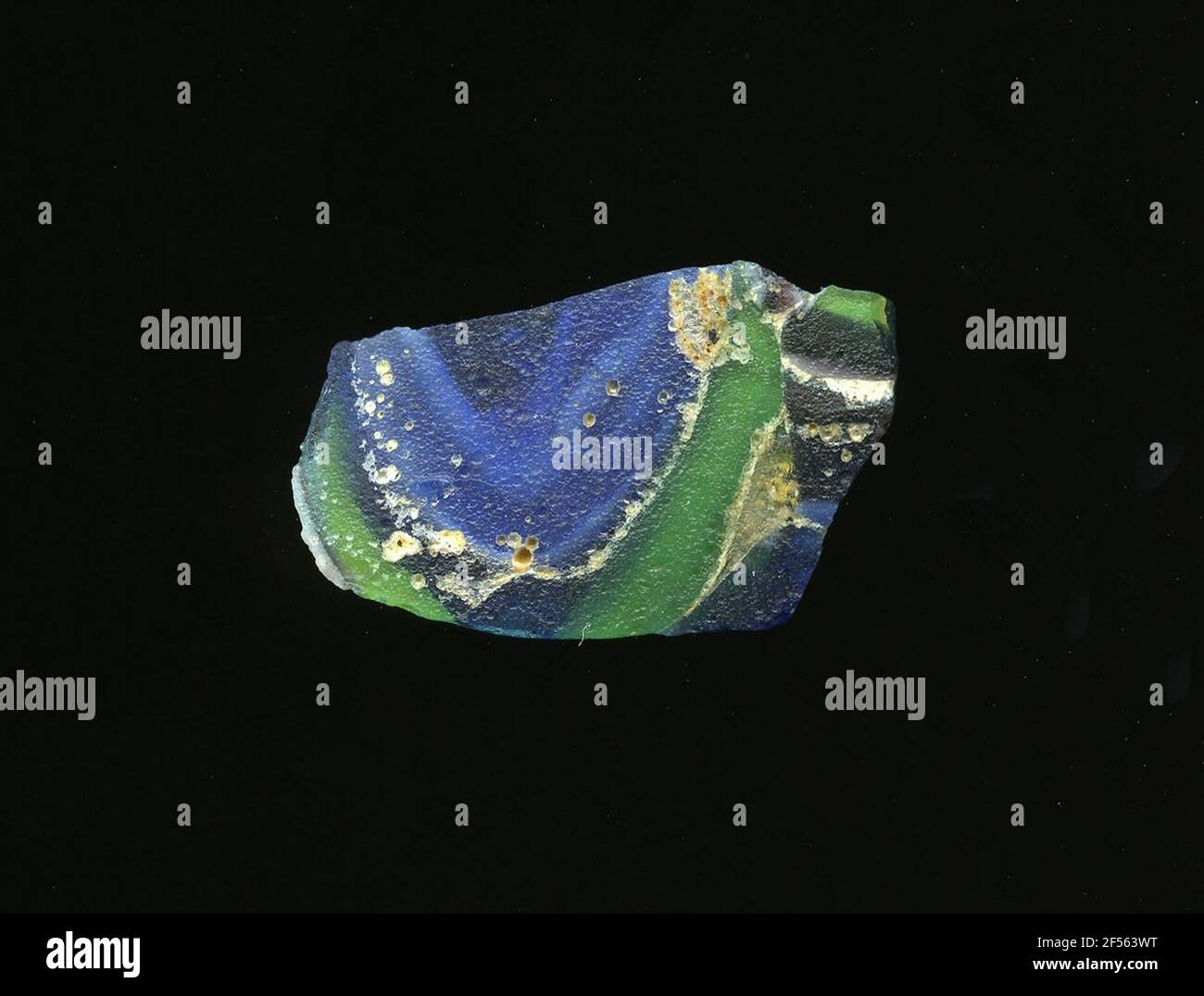 Fragment d'un vaisseau. Une faible courbure du fragment de verre permet l'affectation à un vaisseau. Le verre est bleu, vert et rouge foncé. Des traits blancs couvrent la surface. Pour la production, des lunettes de différentes couleurs ont été fusionnées et mises en forme. La construction du processus de fabrication élaboré et de sa fragilité a été inclus verre des articles de luxe de l'antiquité. Banque D'Images