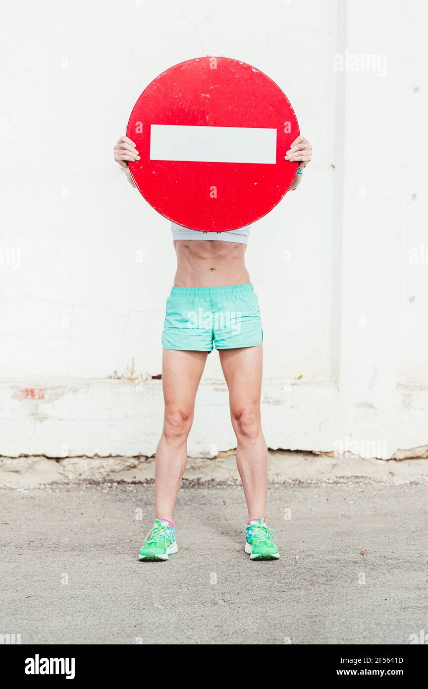 Femme portant le symbole d'avertissement sur route Banque D'Images