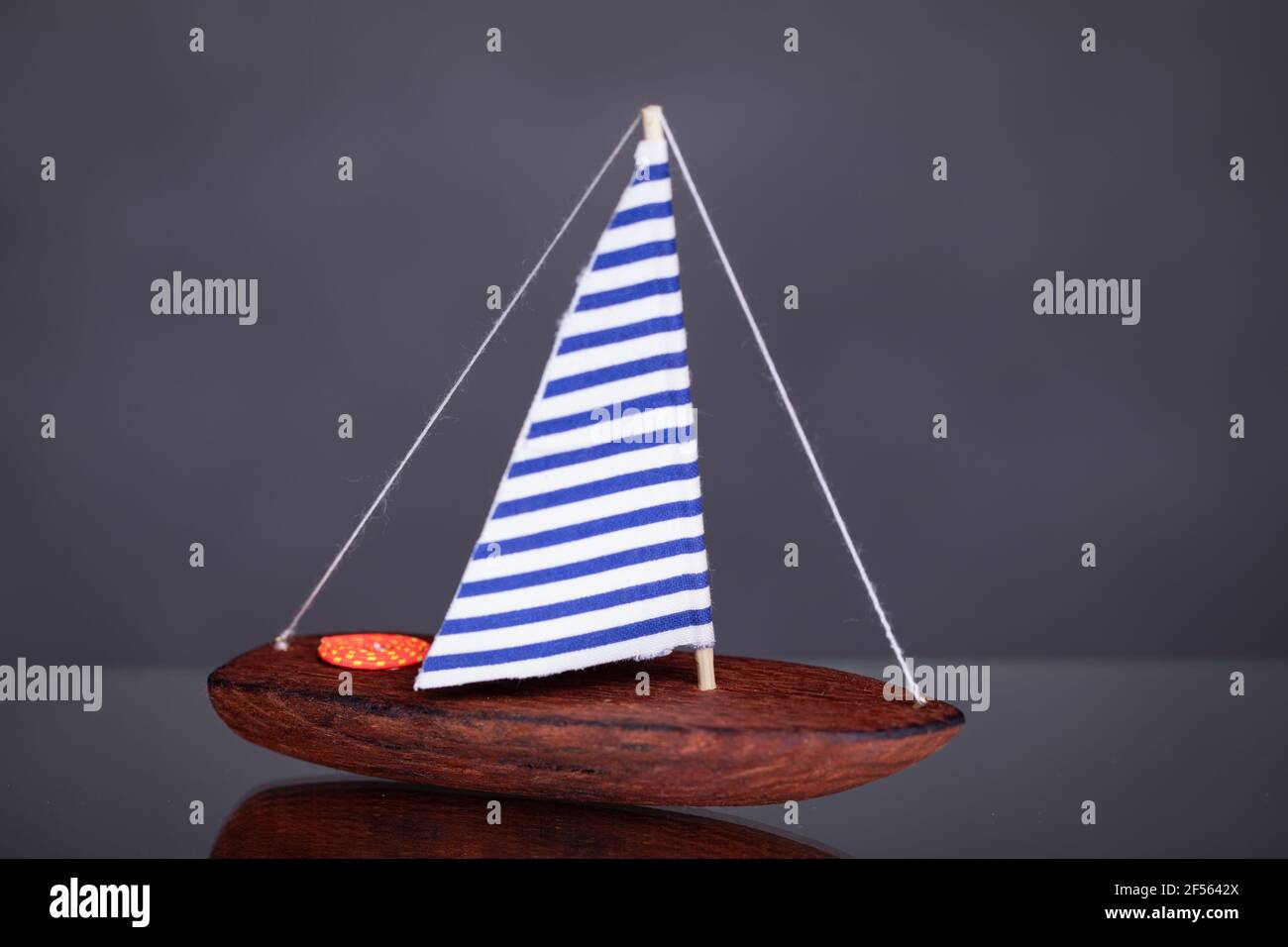 Bateau jouet en écorce de chêne. Petit voilier en bois. Banque D'Images
