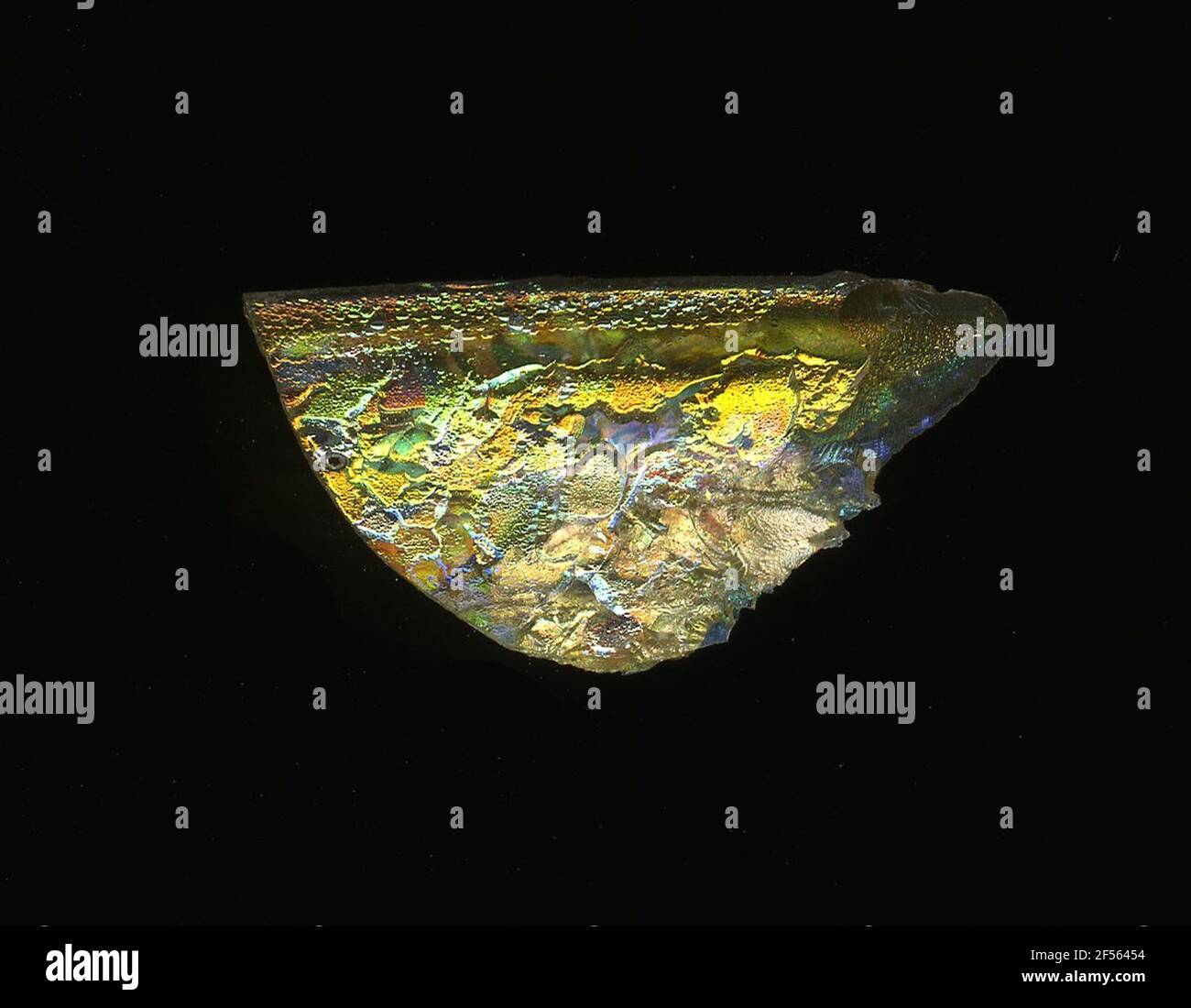 Fragment d'un vaisseau. Une faible courbure du fragment de verre permet l'affectation à un vaisseau. Le fragment de bord est très abîmé et a une coloration sur laquelle les artistes de verre de l'époque moderne - par exemple, Louis Comfort Tiffany (1848-1933) - orientés. Burry pour le processus de fabrication élaboré et sa fragilité comprenait le verre des articles de luxe de l'antiquité. Banque D'Images