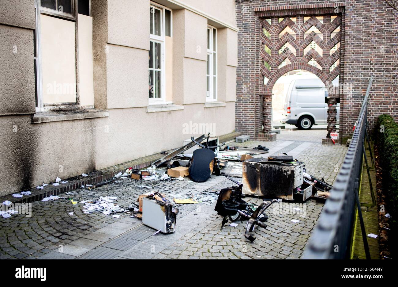 Delmenhorst, Allemagne. 24 mars 2021. Des meubles charrés se trouvent sur un trottoir devant l'hôtel de ville dans le centre-ville. Par colère contre les règles de Corona, un homme de 30 ans aurait commis une attaque incendie criminel contre l'hôtel de ville de Delmenhorst en Basse-Saxe. C'était le résultat du premier interrogatoire de l'auteur présumé, a annoncé la police. Credit: Hauke-Christian Dittrich/dpa/Alay Live News Banque D'Images