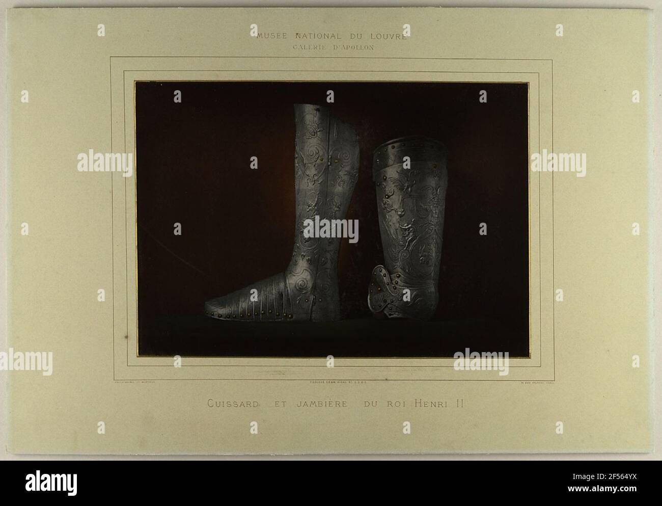 Cuissard et Jambière du Roi Henri II La magnifique galerie Apollo du Louvre de Paris abrite en plus des joyaux de la couronne française certains des objets d'art les plus précieux de la Grande Nation. Pour la publication le Trésor artistique de la France, publiée à partir de 1878, le photographe Léon Vidal dévoile les trésors exquis. Aussi dans le processus d'impression on laisse sur l'expertise de l'ingénieur appris. La méthode développée par la technique de photochromie de Vidal, une méthode présentée pour la première fois, permet de transmettre la couleur des pièces de la collection dans un reprodu de qualité Banque D'Images
