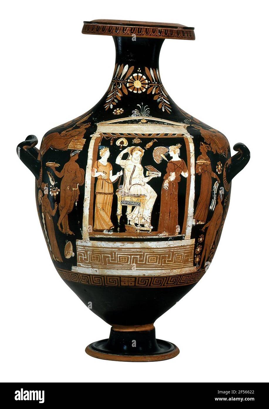Hydria (scène NOKOS). Le monumental Hydria a été éboulé de plusieurs parties; vos objets sont attachés l'un à l'autre. Le navire peint riche montre sur le front un naiskos avec trois personnes et à l'extérieur des deux côtés, trois autres figures. Neiskos se dresse sur une large base meanderbase; ses poutres de plafond sont montrées en perspective; sur le toit plat sont trois bandes de paume. Dans le tombeau se trouve une femme sur une riche chaise ornée avec une couverture rouge, les pieds mis sur un tabouret. Avec sa droite elle garde la tête de l'homme posée sur la tête et dans la gauche une boîte. Il est mis en évidence par une peinture blanche comme une personne décédée. Gauche et r Banque D'Images