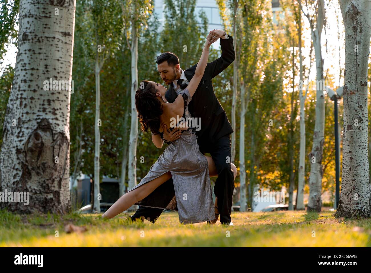 Danseurs de tango hommes et femmes effectuant une répétition dans le parc public en été Banque D'Images