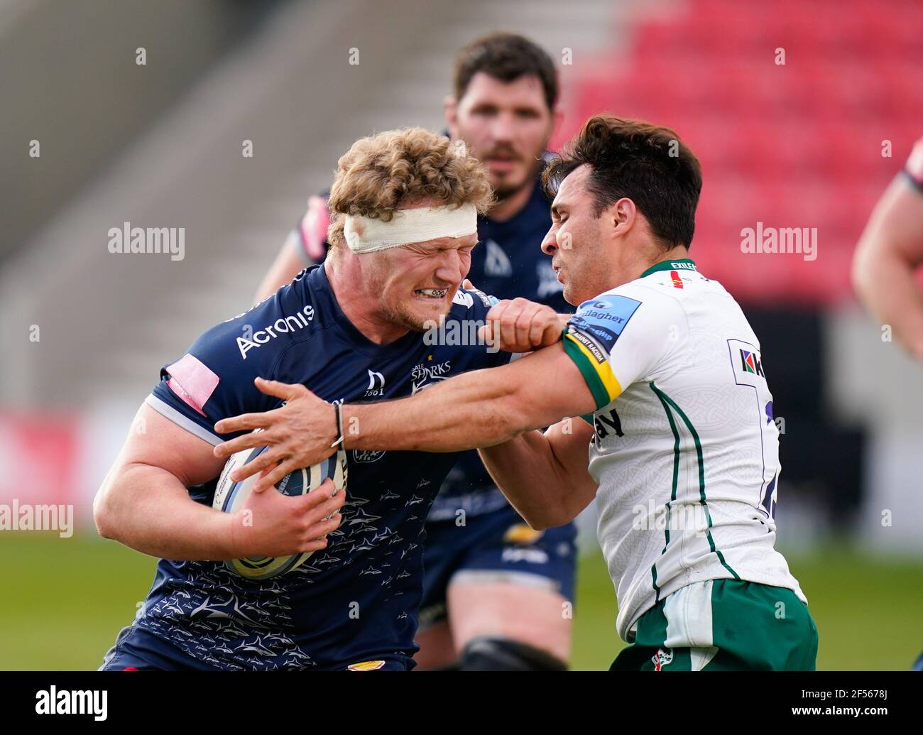 Solde Sharks Ross Harrison mène avec son bras à Londres Irlandais Nick Phipps lui gagnant une carte jaune pendant un Gallagher Premiership Round 14 Rugby Uni Banque D'Images