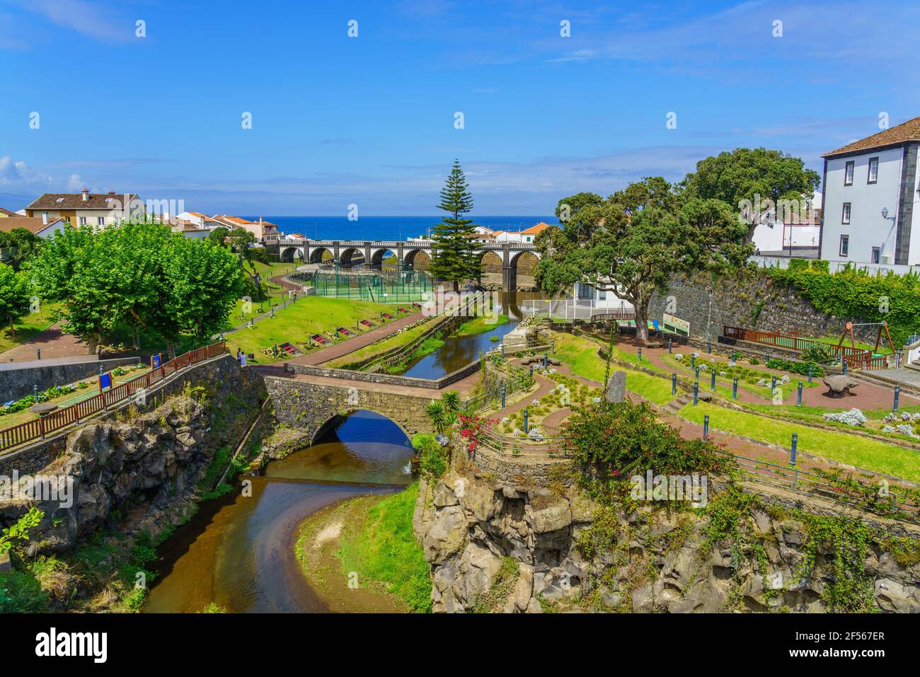 Vue panoramique sur la commune et la place centrale de Ribeira Grande, Sao Miguel, Açores, Portugal. Place centrale de Ribeira Grande, Sao MIG Banque D'Images