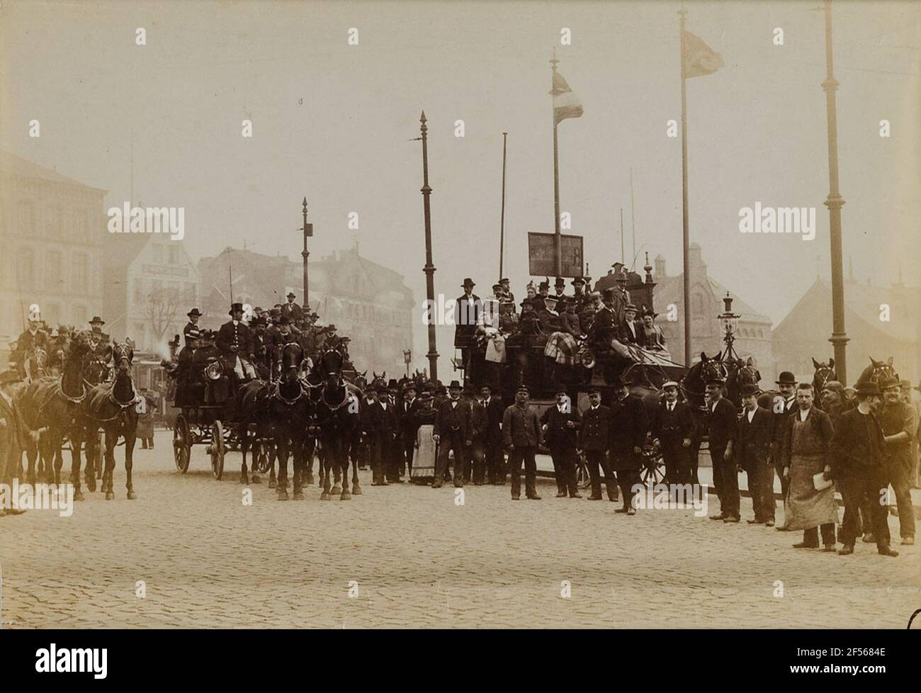 Le trafic étranger avec ce que l'on appelle des autocars de courrier 2 U. 4 chevaux dans le pont d'atterrissage de mur d'arbres. . Banque D'Images