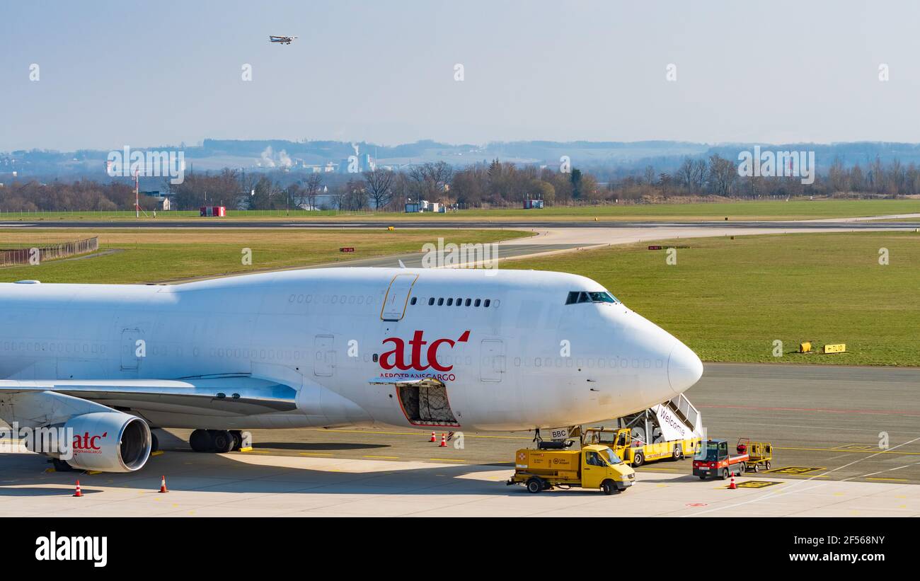 Hoersching, autriche, 24 mars 2021, Boeing 747-433, ER-BBC exploité par atc aérotranscargo à l'aéroport de linz Banque D'Images