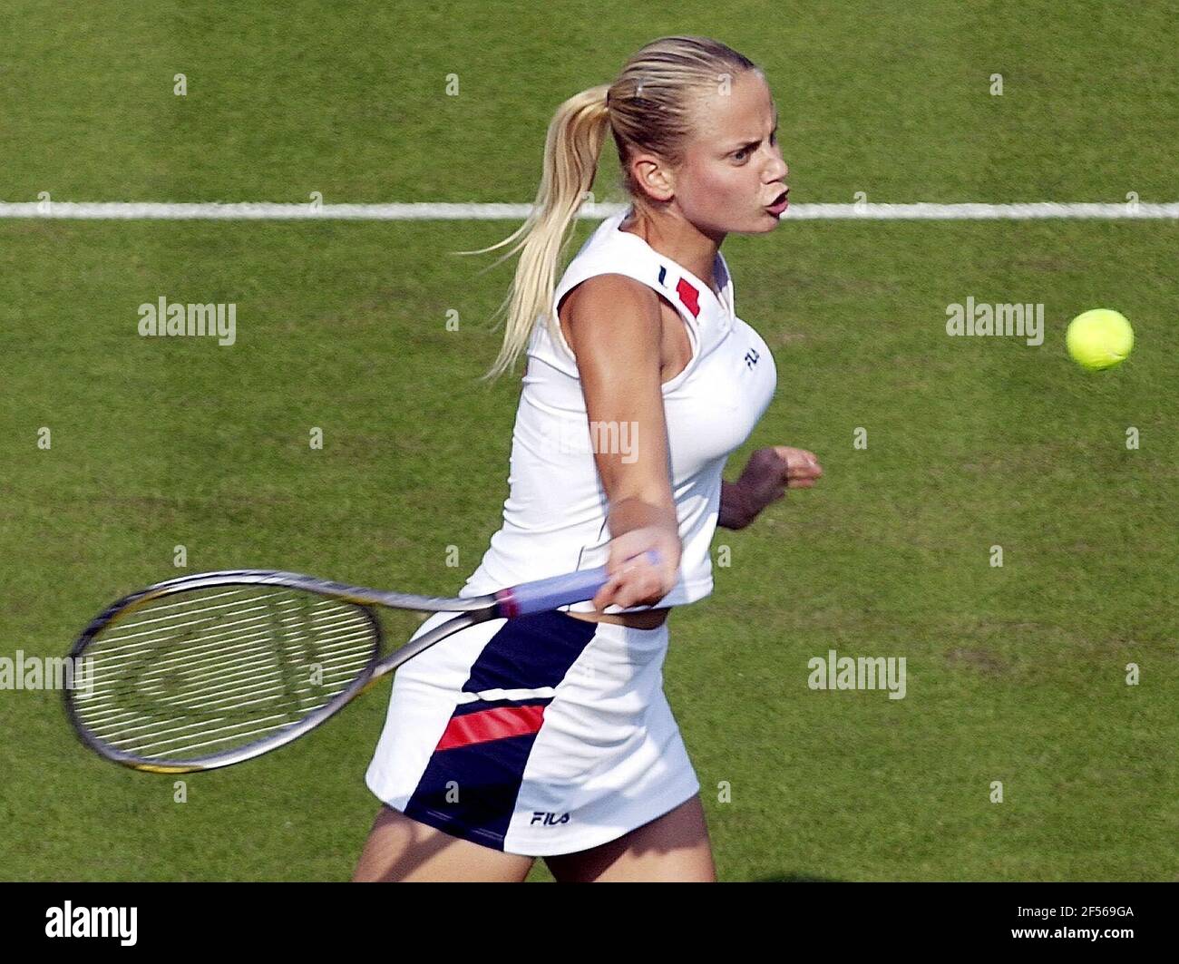 LES FEMMES TENNIS SUR LES CHAMPS INTERNATIONAUX HASTINGS DIRECT AU PARC DEVONSHIRE EASTBOURNE JELENA DOKIC (YUG) PENDANT SON MATCH AVEC SAORI OGATA (JPN) 16/6/2003 PHOTO DAVID ASHDOWN Banque D'Images