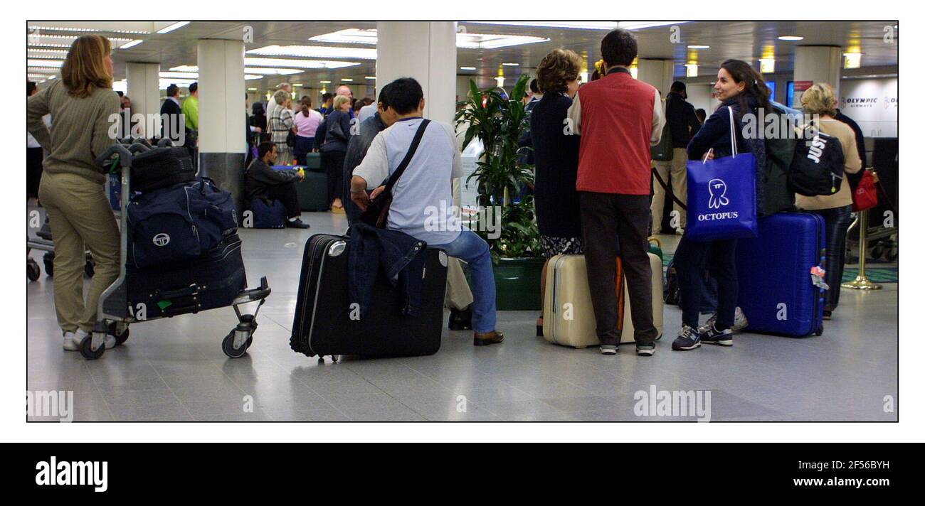 Les voyageurs se rendent à l'aéroport d'Heathrow... pour les personnes ayant un poste, avec une réduction de 25 % Du trafic aérien dans l'espace aérien suisse.pic David Sandison 7/7/2002 Banque D'Images