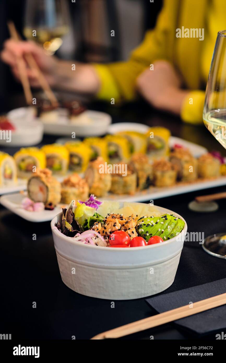 Des aliments frais et sains sont servis dans un bol à la table du restaurant Banque D'Images