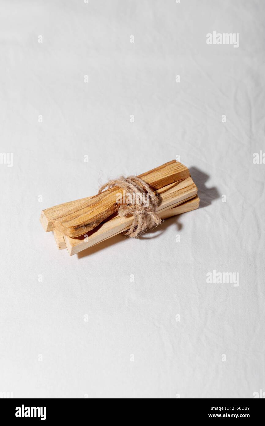 Le bois Saint de Palo santo se colle sur fond blanc. Concept de pratiques spirituelles Banque D'Images