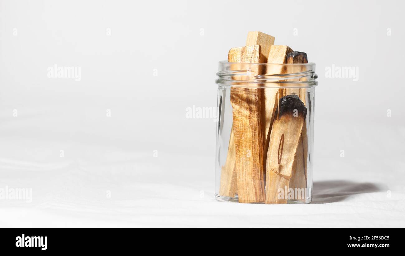 Le bois Saint de Palo santo se colle sur fond blanc. Concept de pratiques spirituelles Banque D'Images