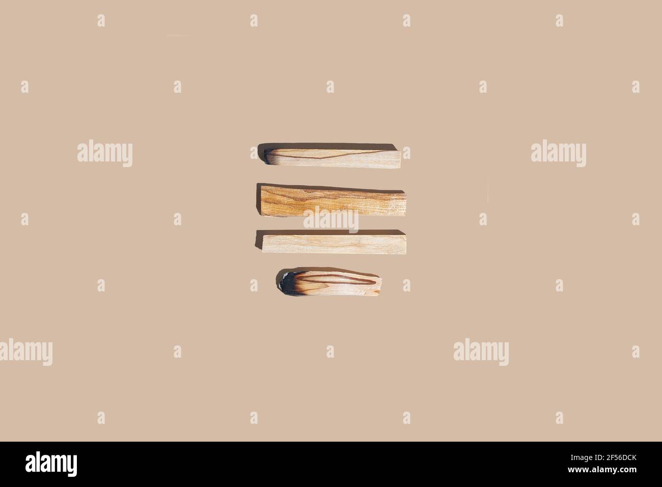 Palo santo Saint bâtonnets de bois sur fond beige plat. Concept de pratiques spirituelles minimales Banque D'Images