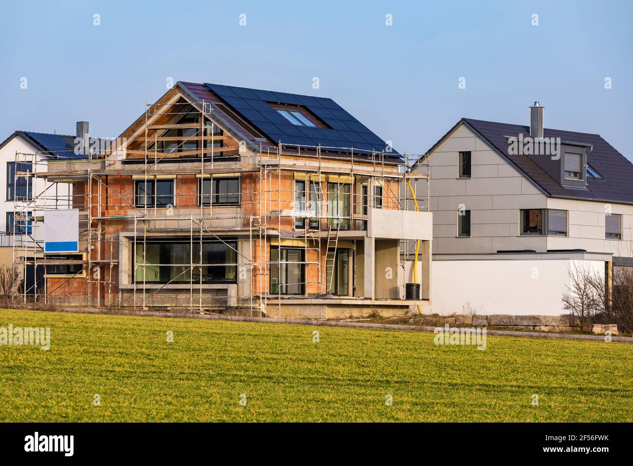 Allemagne, Bade-Wurtemberg, Waiblingen, maison moderne de banlieue à faible consommation d'énergie en construction Banque D'Images