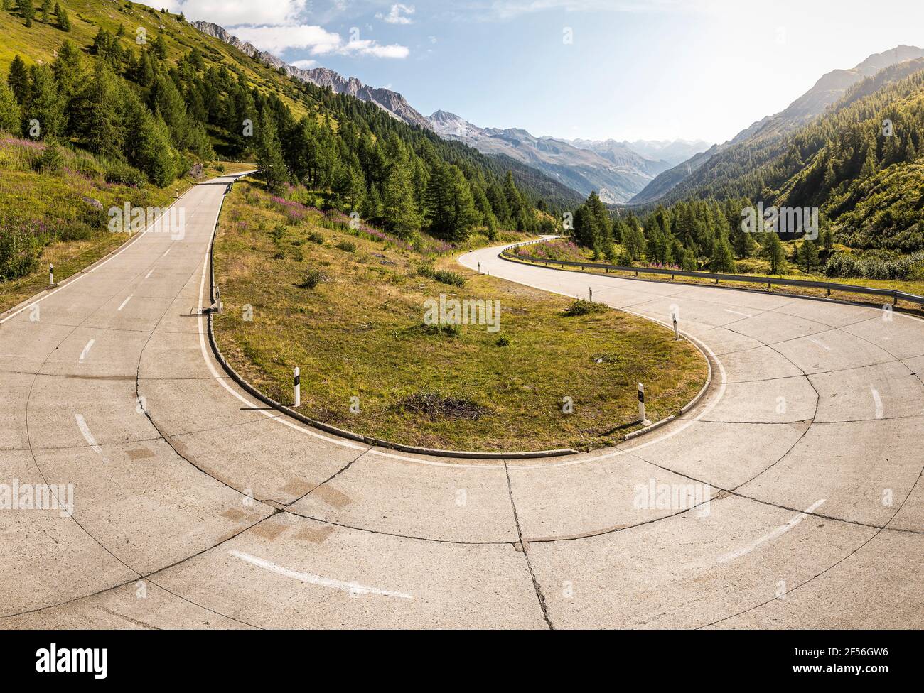 Route sinueuse contre la chaîne de montagnes Banque D'Images