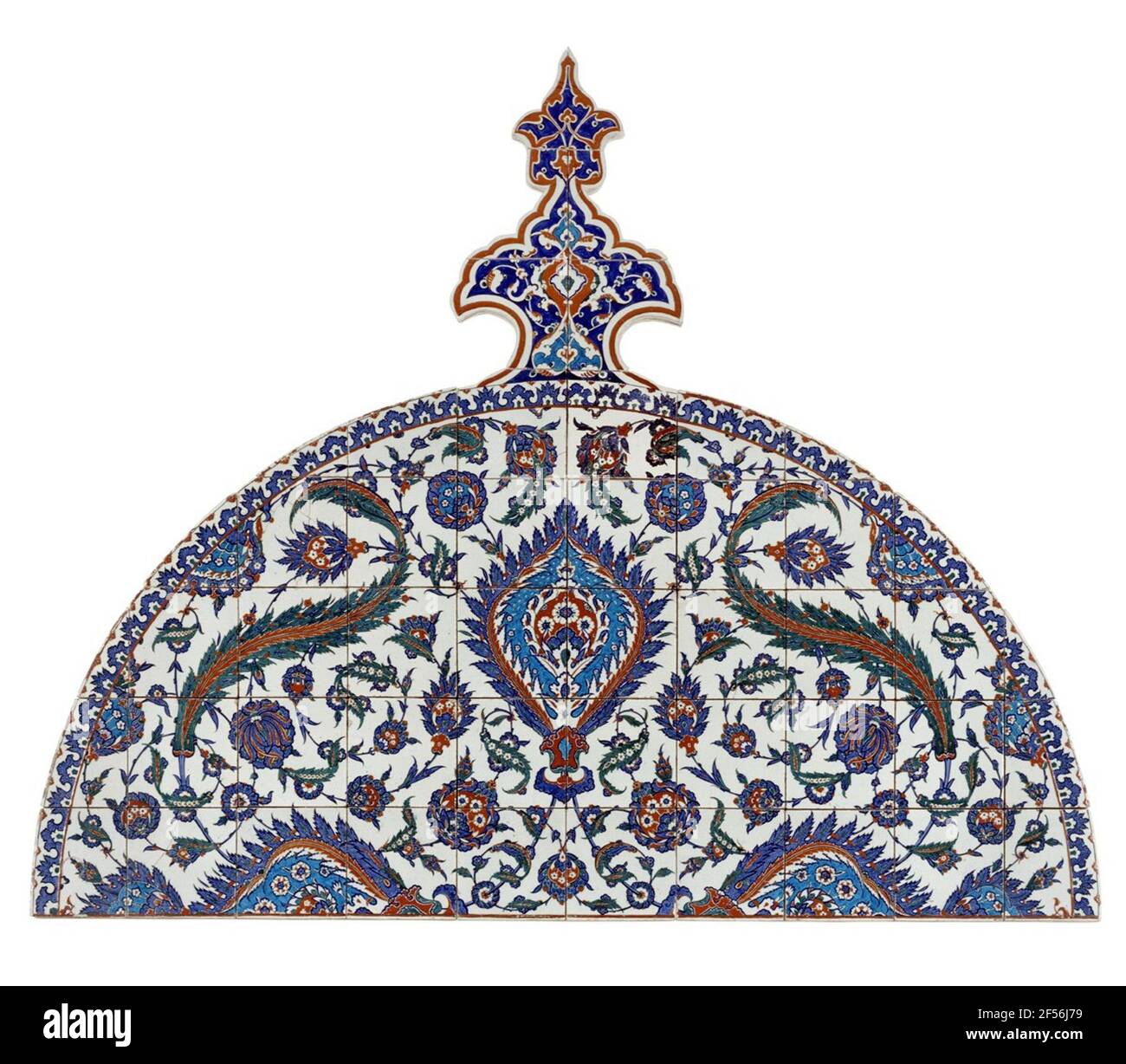 Arceaux de carrelage. La céramique Iznik est célèbre pour ses couleurs vives. Dans la discussion de plante fantaisie et observation de la nature se combinent. L'arc vient probablement du complexe de construction de la mosquée Piyale Pasha de Sinan à Istanbul. Banque D'Images