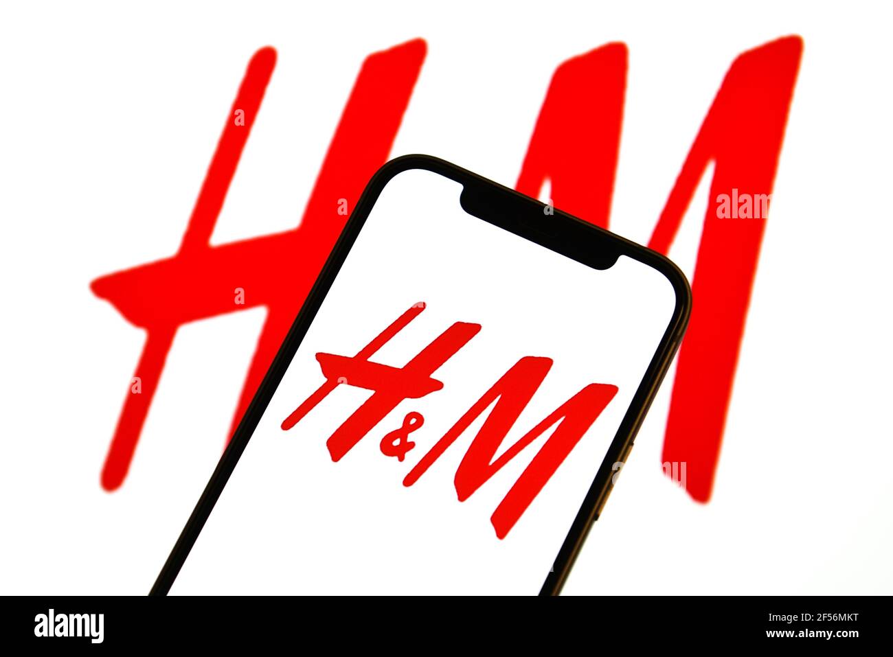Sur cette illustration, le logo H&M est visible sur un smartphone Photo  Stock - Alamy