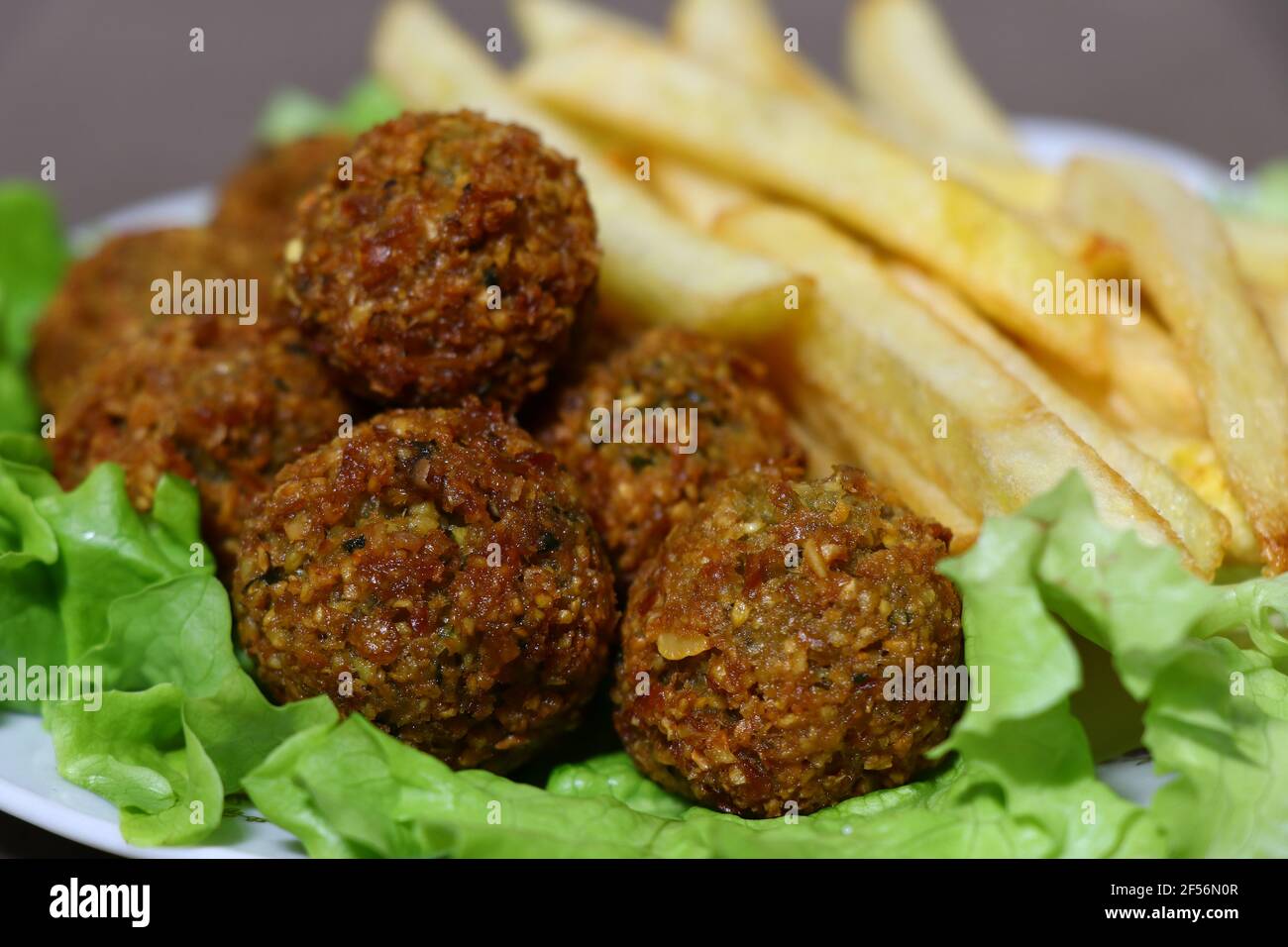 Falafel aux frites. Célèbre Street food de l'est Banque D'Images