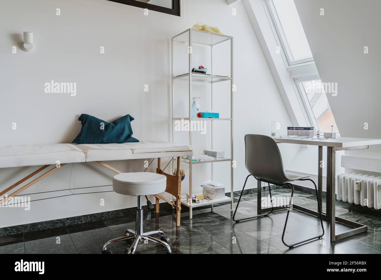 Équipement de sécurité COVID-19 dans la salle d'examen médical de l'hôpital Banque D'Images