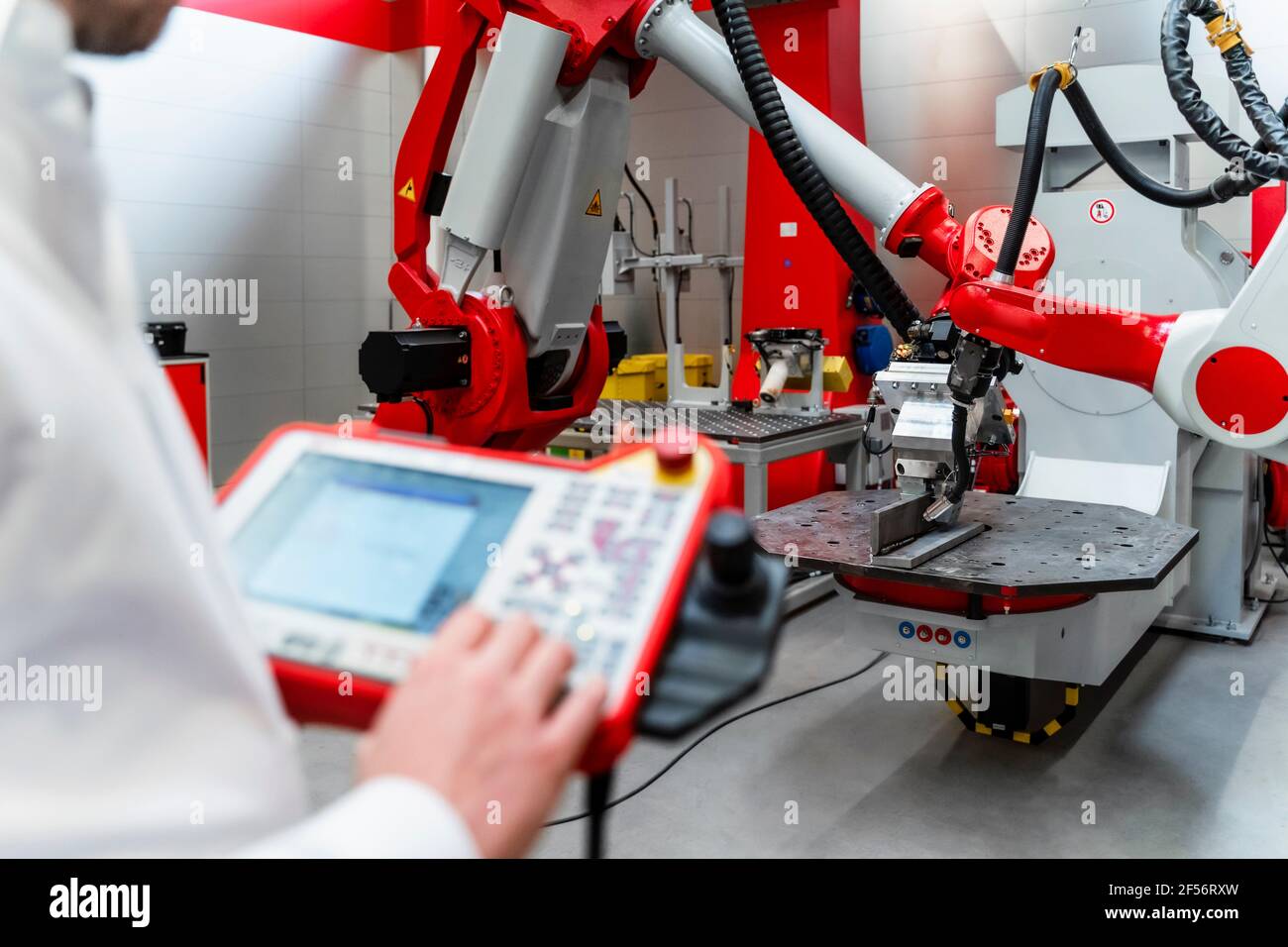 Ingénieur en robotique d'examen de contrôle en usine Banque D'Images