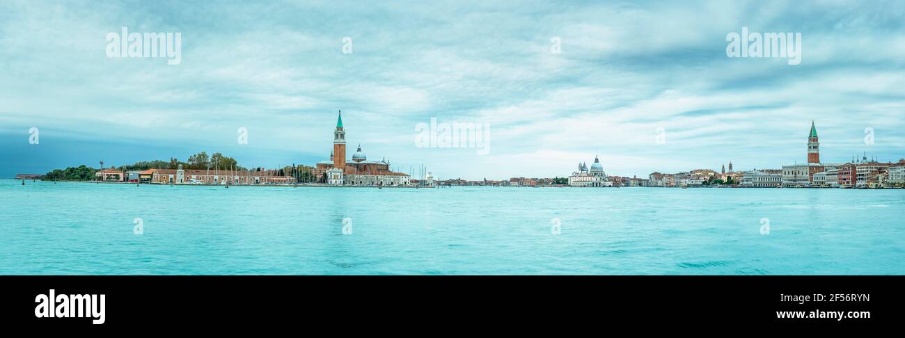 Italie, Vénétie, Venise, longue exposition de gondoles amarrées en face de l'île de San Giorgio Maggiore Banque D'Images