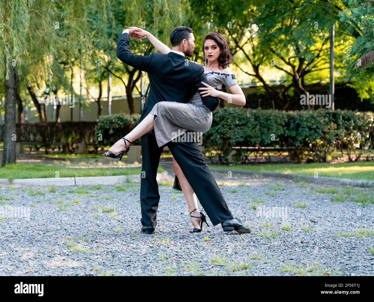 Danseurs de tango hommes et femmes effectuant une répétition dans le parc public Banque D'Images