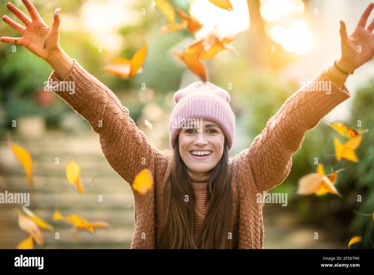 Femme insouciante profitant de la journée d'automne ensoleillée Banque D'Images
