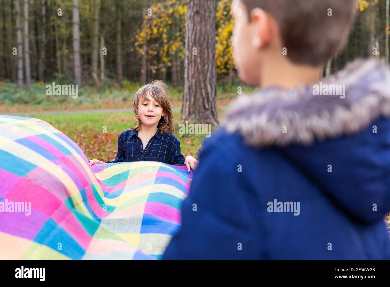 Jolie couverture de holing de fille tout en faisant la préparation de pique-nique avec frère en forêt Banque D'Images