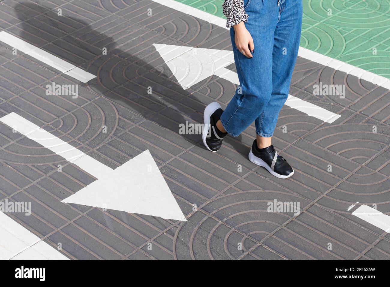 Jeune femme marchant sur la route Banque D'Images